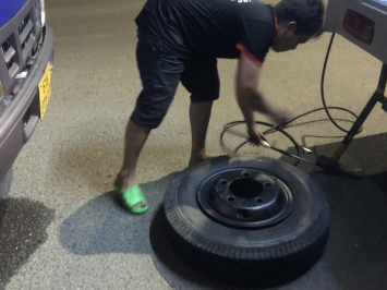 Vá vỏ lưu động 24/24 thủ dầu một bình dương và lân cận