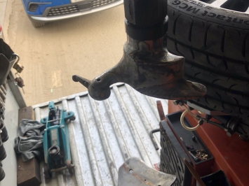 Vá vỏ lưu động đường Nguyễn chí thanh