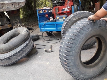 HỖ TRỢ ANH KHÁCH DỂ THƯƠNG Ở DĨ AN