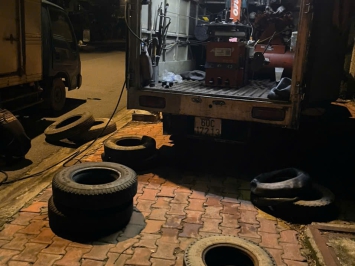 Hổ Trợ thay vỏ cho khách đêm khuya đường  Mỹ Phước Tân Vạn chuyên vỏ xe lốp xe mới củ 0902235532