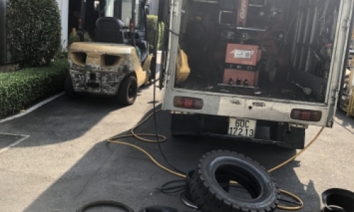 Vá vỏ lưu động 24/24 xuyên Tết 0902,235,532